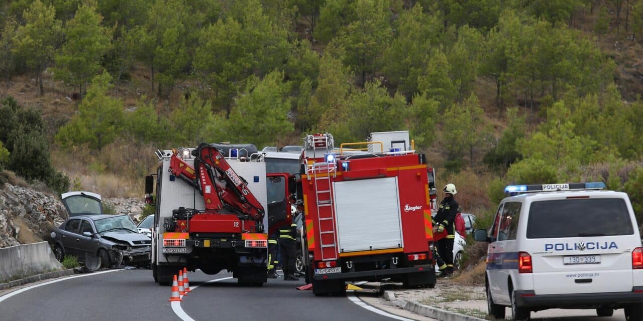 Zbog prometne nesreće prekinut je promet u mjestu Šparadići, sudarila su se tri automobila