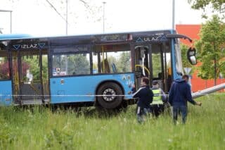 Zagreb: Vie ozlije?enih u sudaru autobusa ZET-a i automobila na krianju Slavonske i Servisne