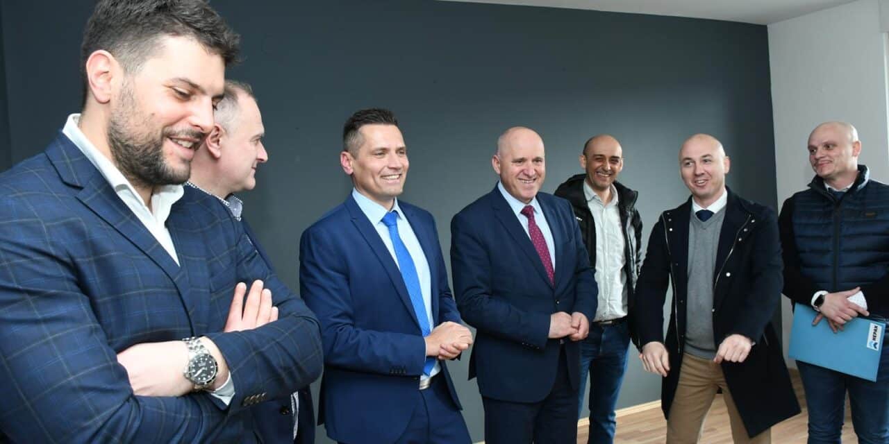 Sisak: Ministar Bačić obišao zgradu na kojoj je završena konstrukcijska obnova