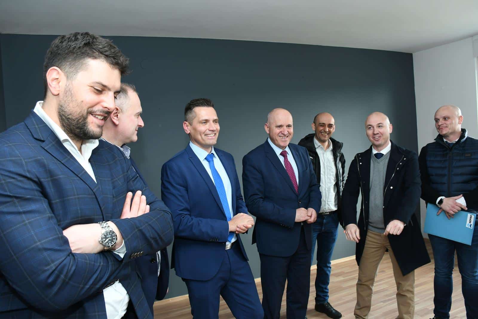 Sisak: Ministar Bačić obišao zgradu na kojoj je završena konstrukcijska obnova