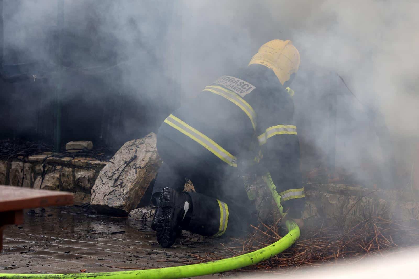Turanj: Požar na drvenom ugostiteljskom objektu