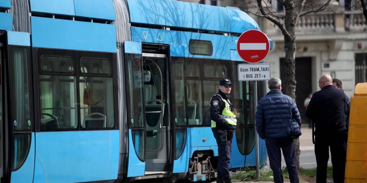 Zagreb: Tramvaj kod Langovog trga naletio na muškarca koji je prevezen u bolnicu