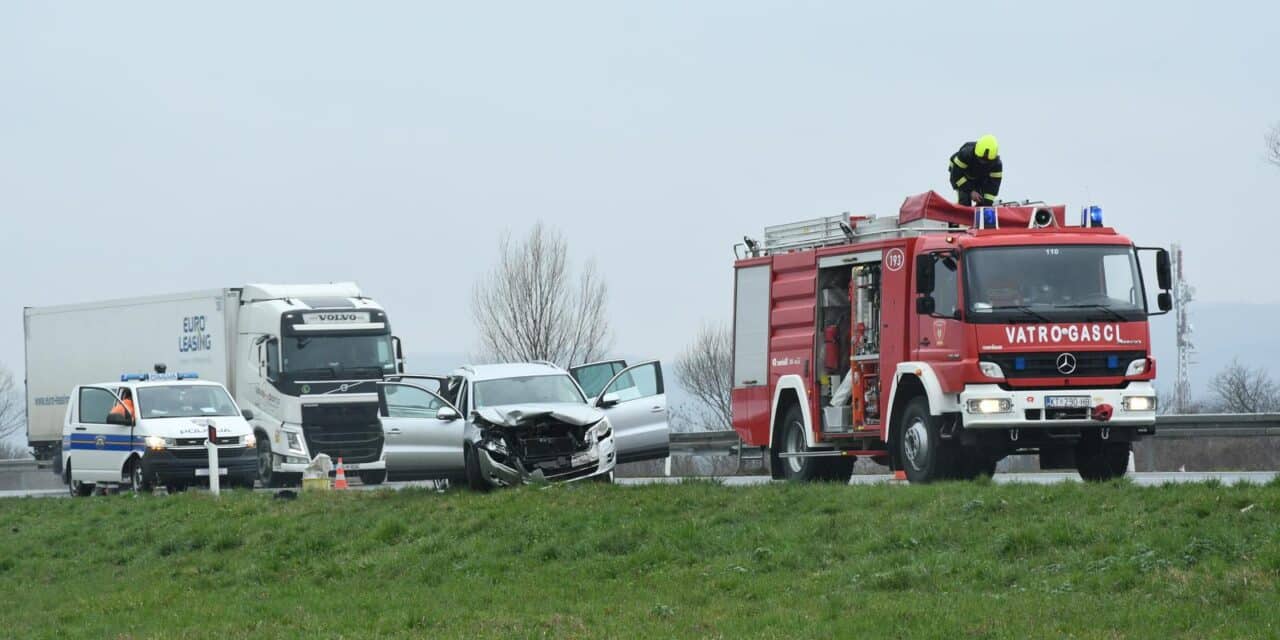Dvoje ljudi poginulo u teškoj prometnoj nesreći na autocesti između Novske i Okučana