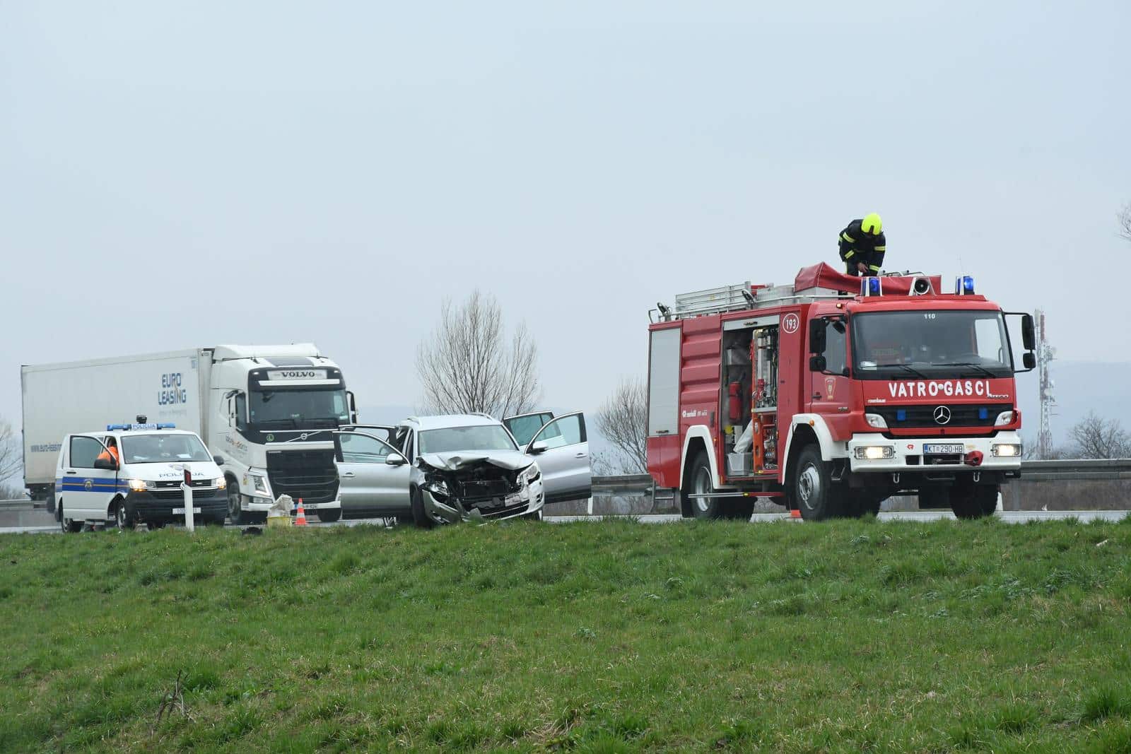Dvoje ljudi poginulo u teškoj prometnoj nesreći na autocesti između Novske i Okučana