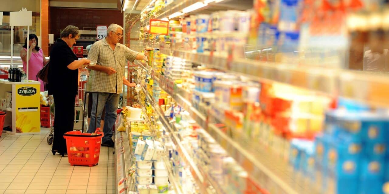Zagreb: Super Konzum – kupci razgledavaju police prepune artikala