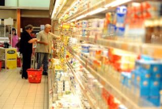 Zagreb: Super Konzum – kupci razgledavaju police prepune artikala