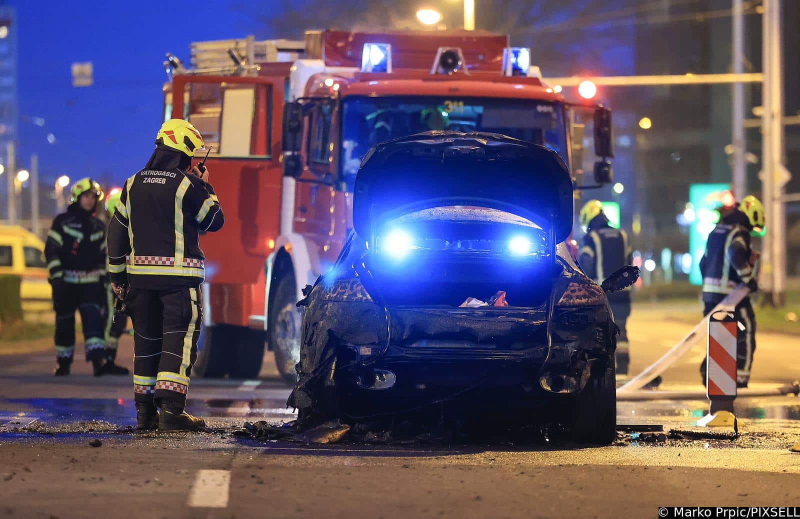 Zagreb: Vatrogasci ugasili požar osobnog automobila u Vukovarskoj ulici
