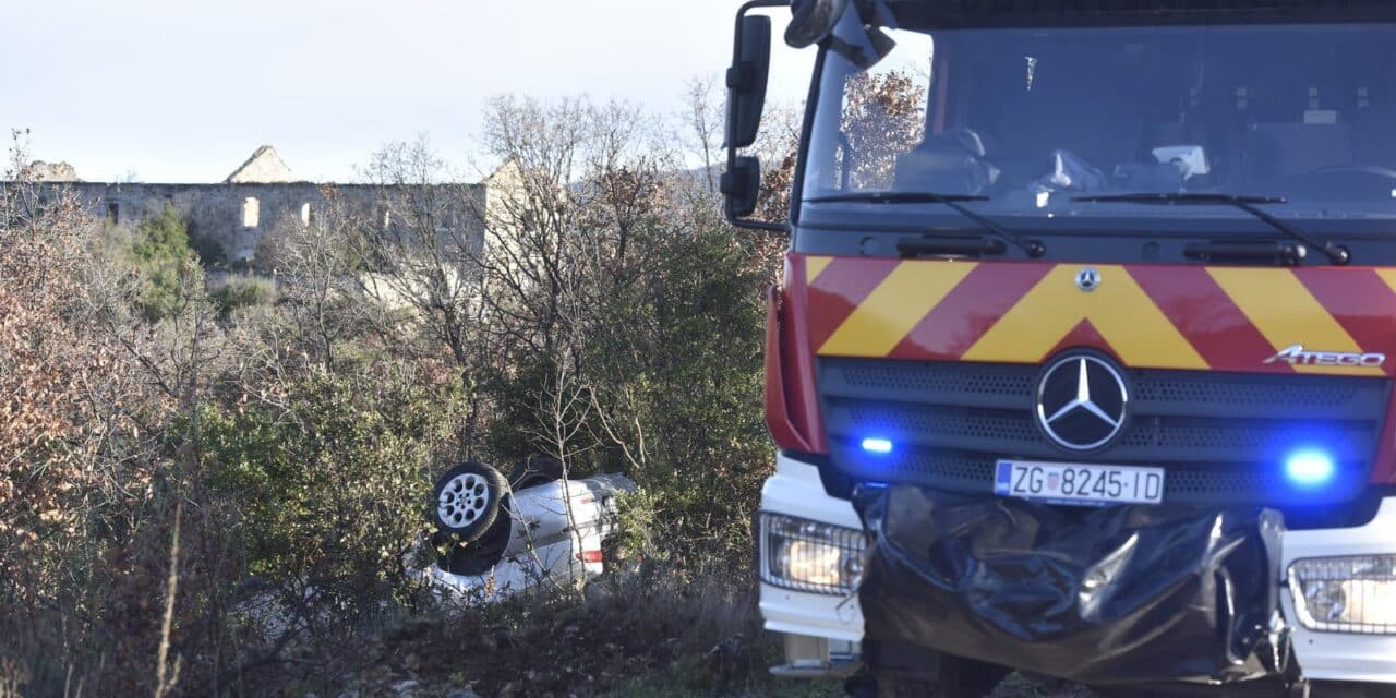 Prometna nesre?a kod �ibenika, auto izletio s ceste i zavr�io na krovu