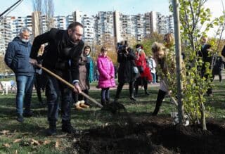 Zagreb: Gradonačelnik Tomašević pridružio se akciji “Zasadi drvo, ne budi panj”