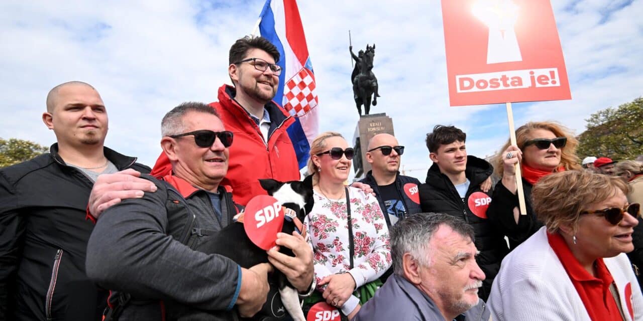 Zagreb: Okupljanje sudionika prosvjednog skupa ‘Dosta je!’