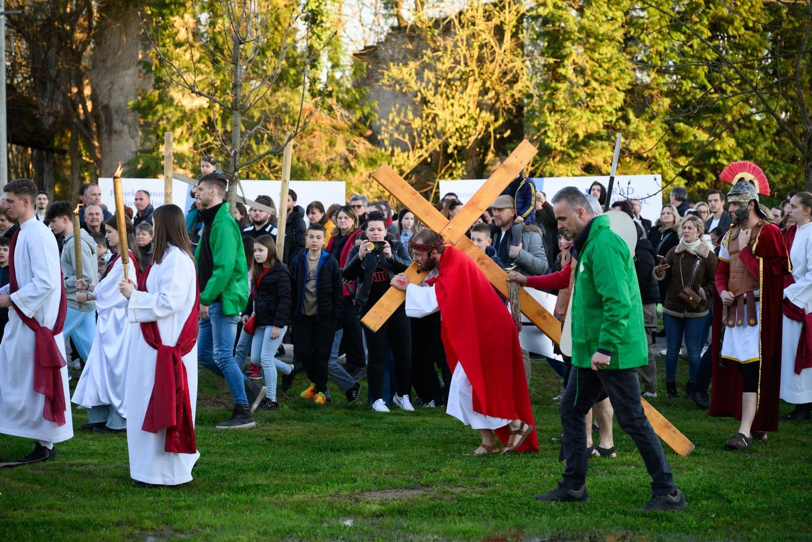 Scensko uprizorenje Kristove muke u perivoju Novih dvora u Zaprešiću