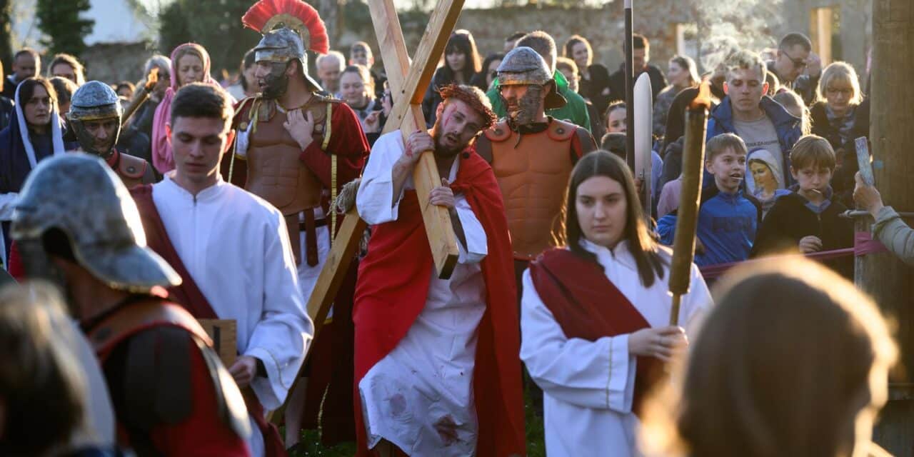 Scensko uprizorenje Kristove muke u perivoju Novih dvora u Zaprešiću