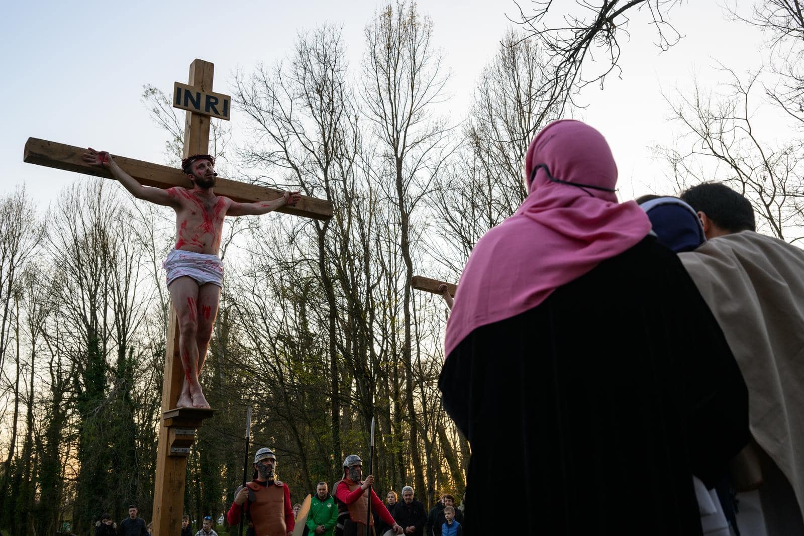 Scensko uprizorenje Kristove muke u perivoju Novih dvora u Zaprešiću