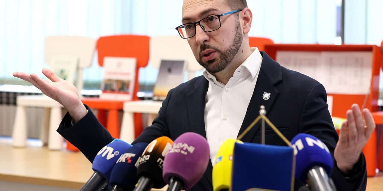 Zagreb: Gradonačelnik Tomađević dao izjavu za medije nakon otvorenja Centra za volontere i mlade Gradskog društva Crvenog križa Zagreb