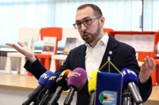 Zagreb: Gradonačelnik Tomađević dao izjavu za medije nakon otvorenja Centra za volontere i mlade Gradskog društva Crvenog križa Zagreb
