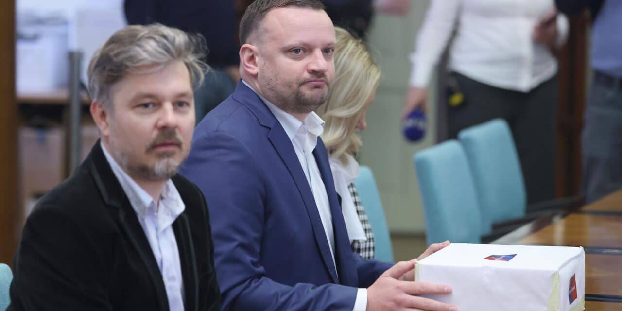 Zagreb: Viktor Šimunić u DIP-u predao svoju kandidacijsku listu nezavisnih