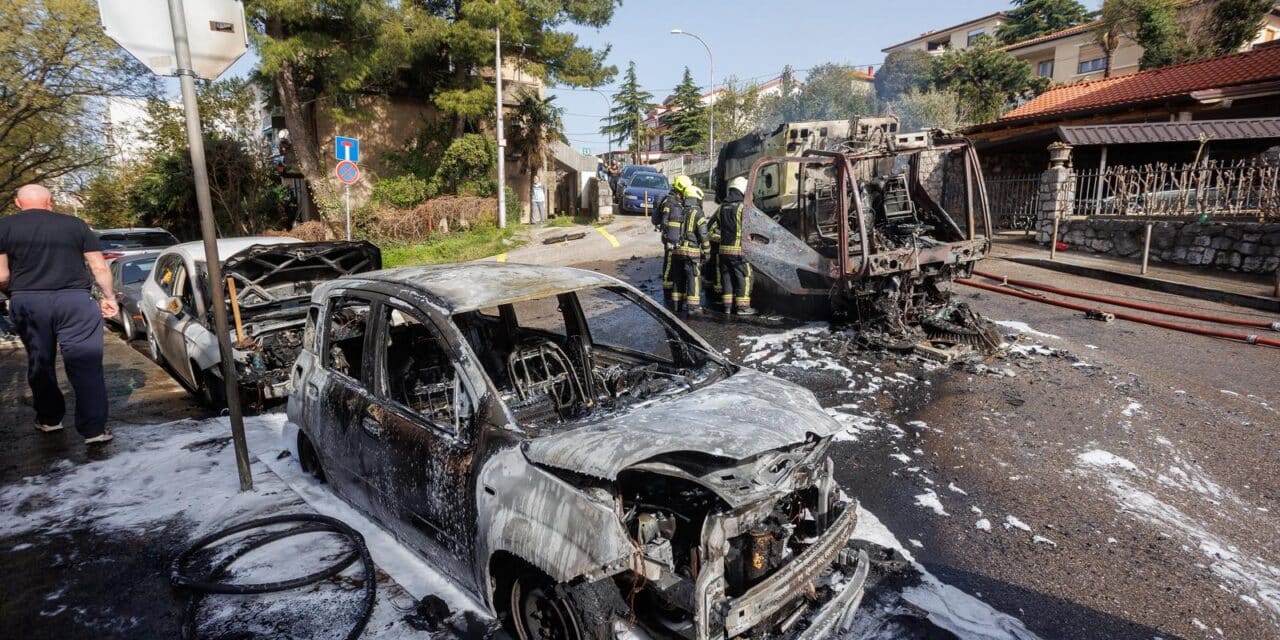 Rijeka:  Veliki požar progutao tri automobila i vozilo Čistoće