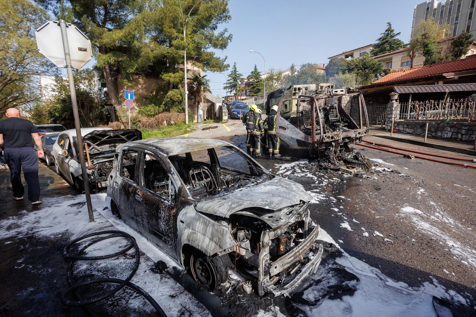 Rijeka: Veliki požar progutao tri automobila i vozilo Čistoće
