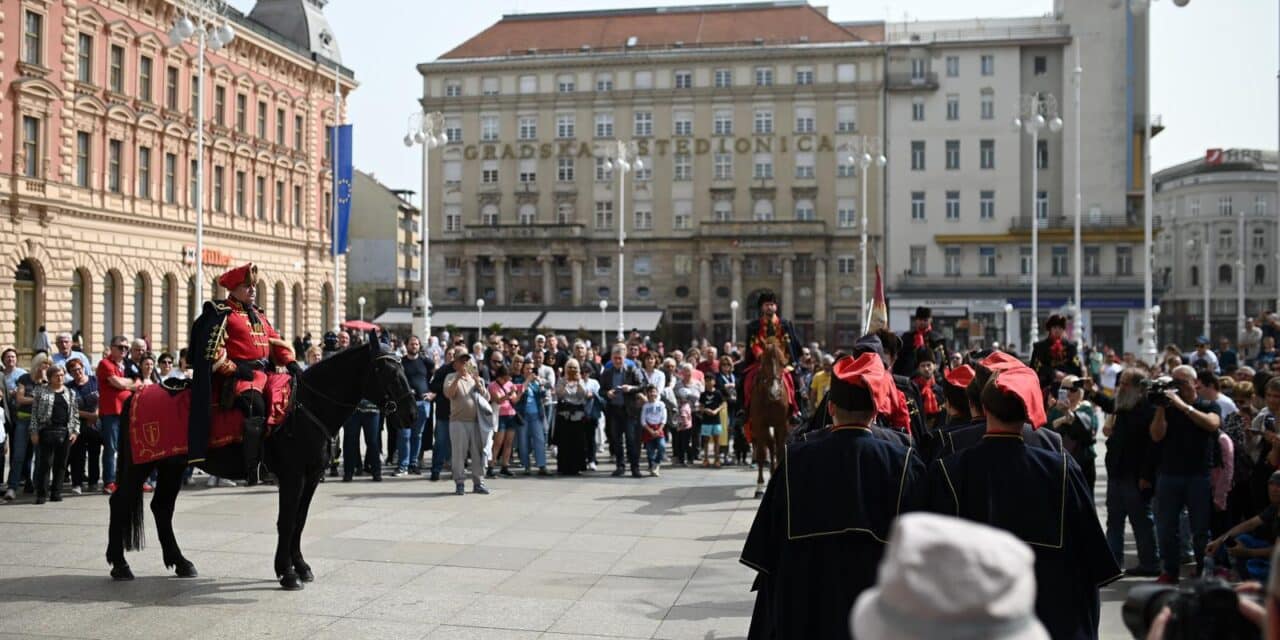 Zagreb: Smjena straže Kravat pukovnije