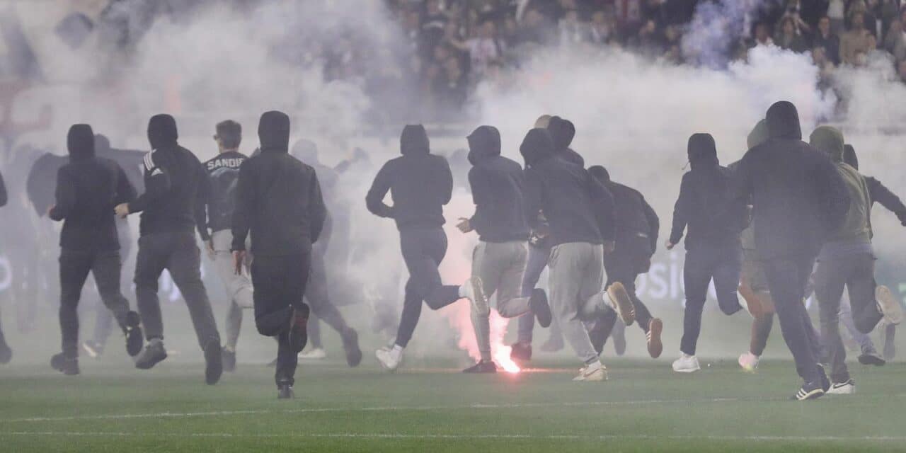 Kaos na Poljudu: Torcida upala na teren, igrači pobjegli u tunel! Specijalci tjerali huligane