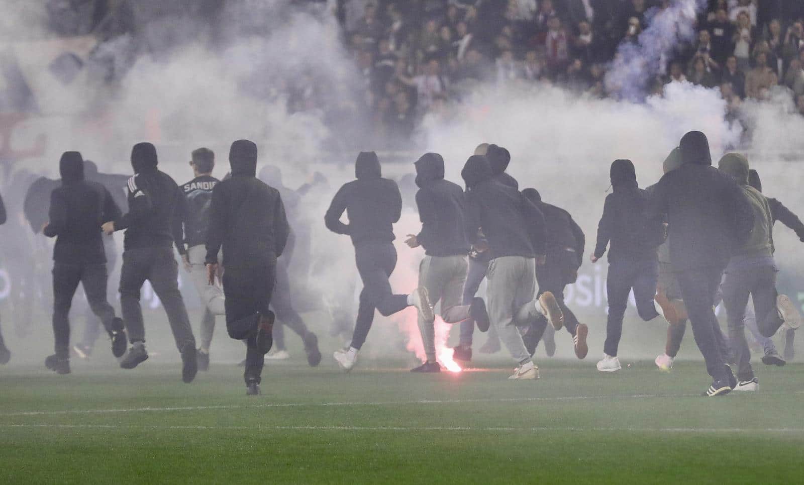 Kaos na Poljudu: Torcida upala na teren, igrači pobjegli u tunel! Specijalci tjerali huligane
