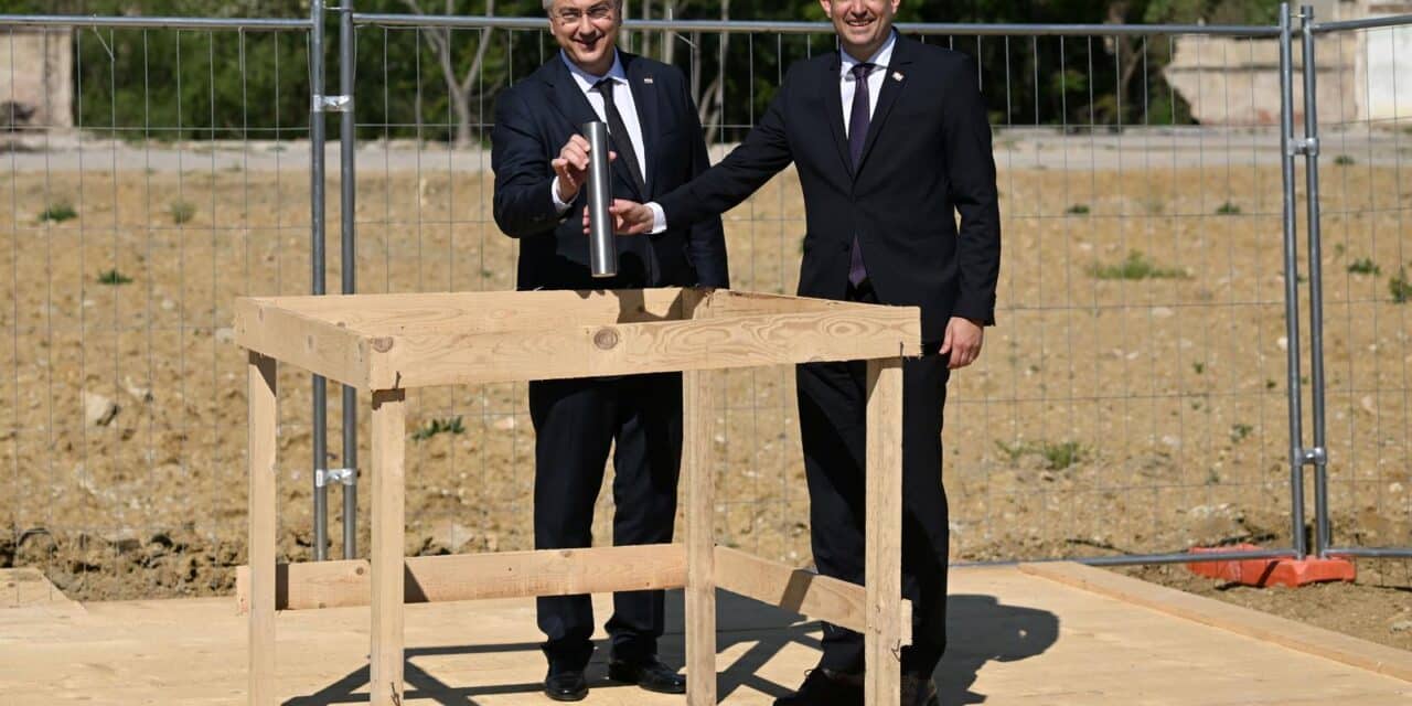 Plenković s ministrom Ivanom Malenicom postavio kapsulu i time označio početak radova na Trgu pravde u Zagrebu