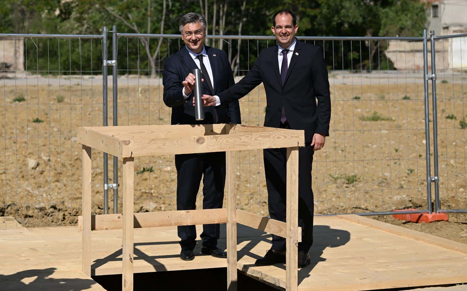 Plenković s ministrom Ivanom Malenicom postavio kapsulu i time označio početak radova na Trgu pravde u Zagrebu