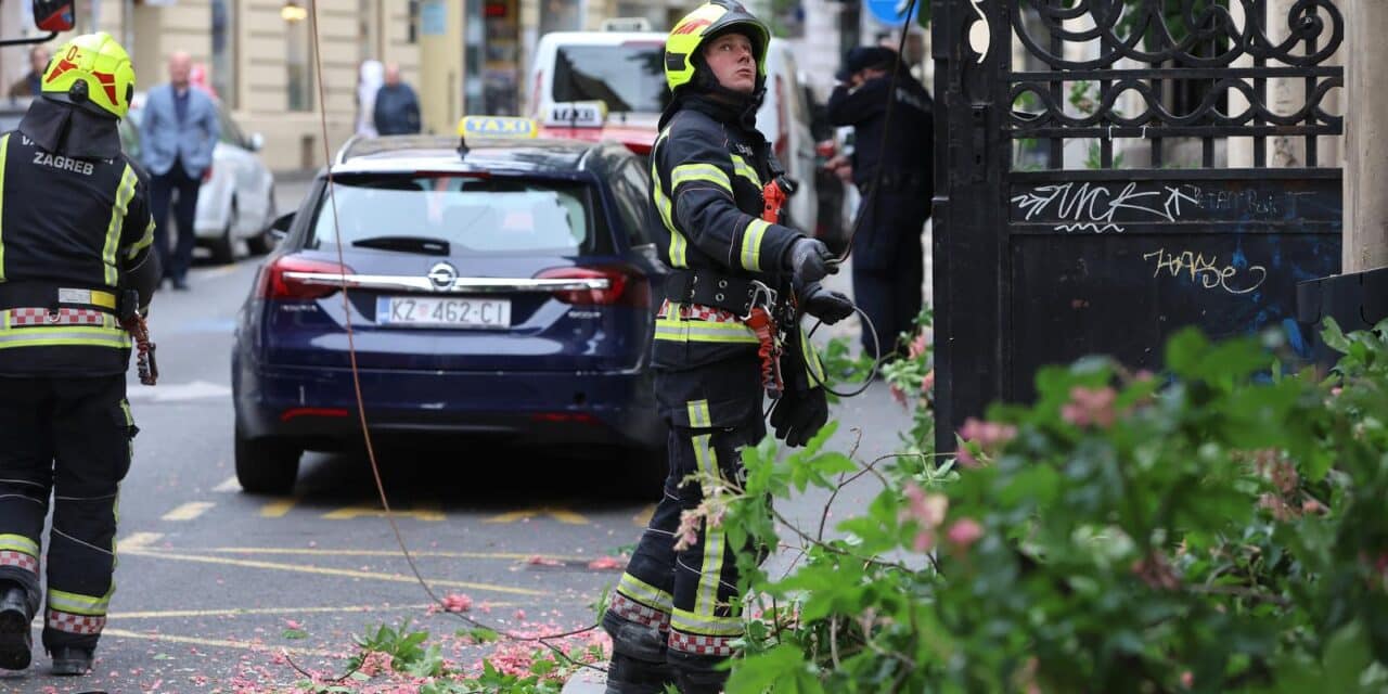 Zagreb: Vatrogasci uklanjaju posljedice nevremena u Gajevoj ulici gdje su grane pale na cestu