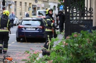 Zagreb: Vatrogasci uklanjaju posljedice nevremena u Gajevoj ulici gdje su grane pale na cestu