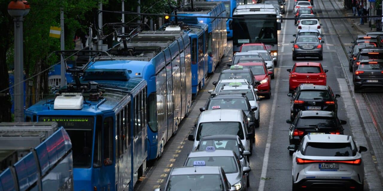 Zagreb: Velika prometna gužva i zastoj tramvaja u Savskoj ulici