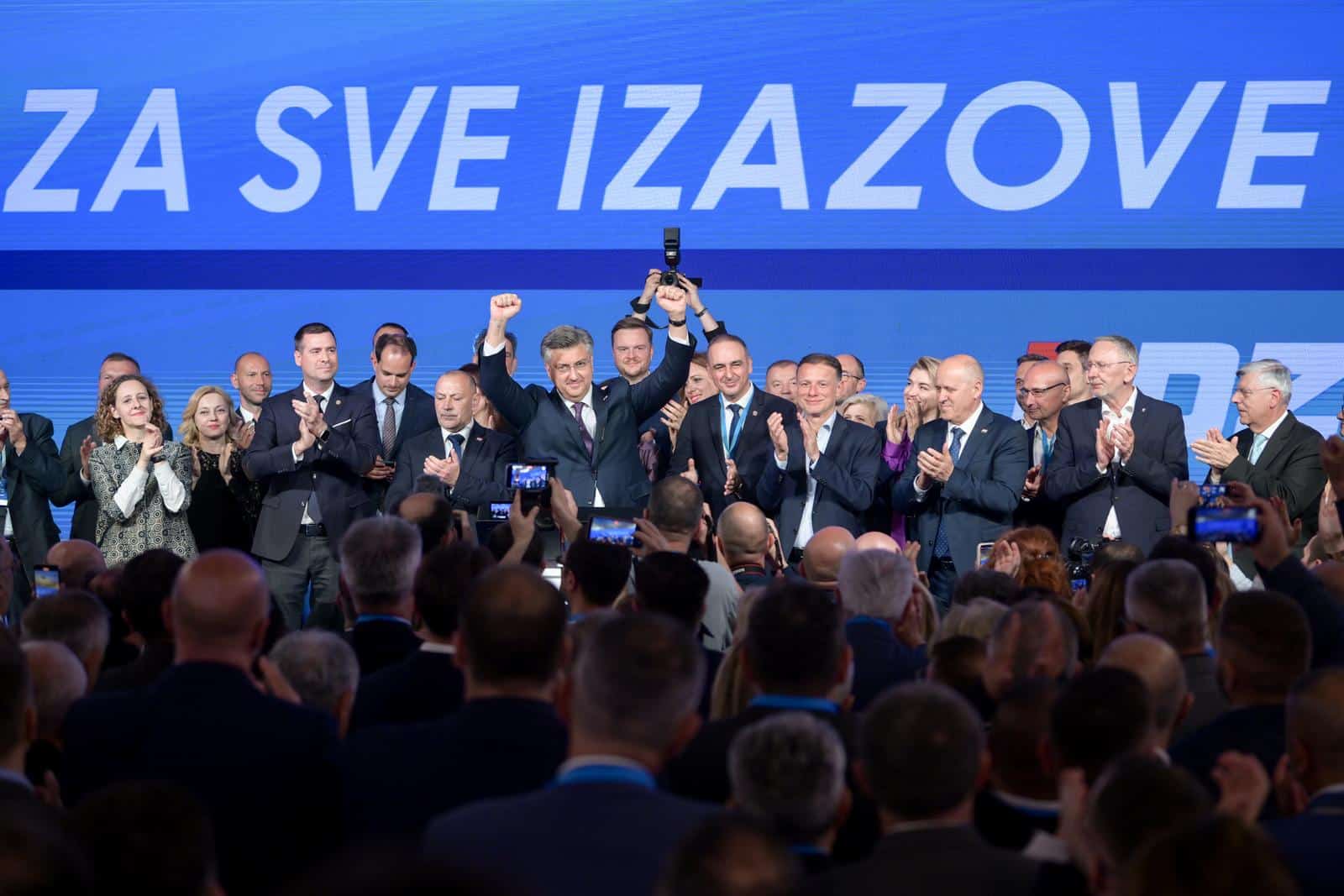 Zagreb: Andrej Plenković obratio se okupljenima u stožeru HDZ-a