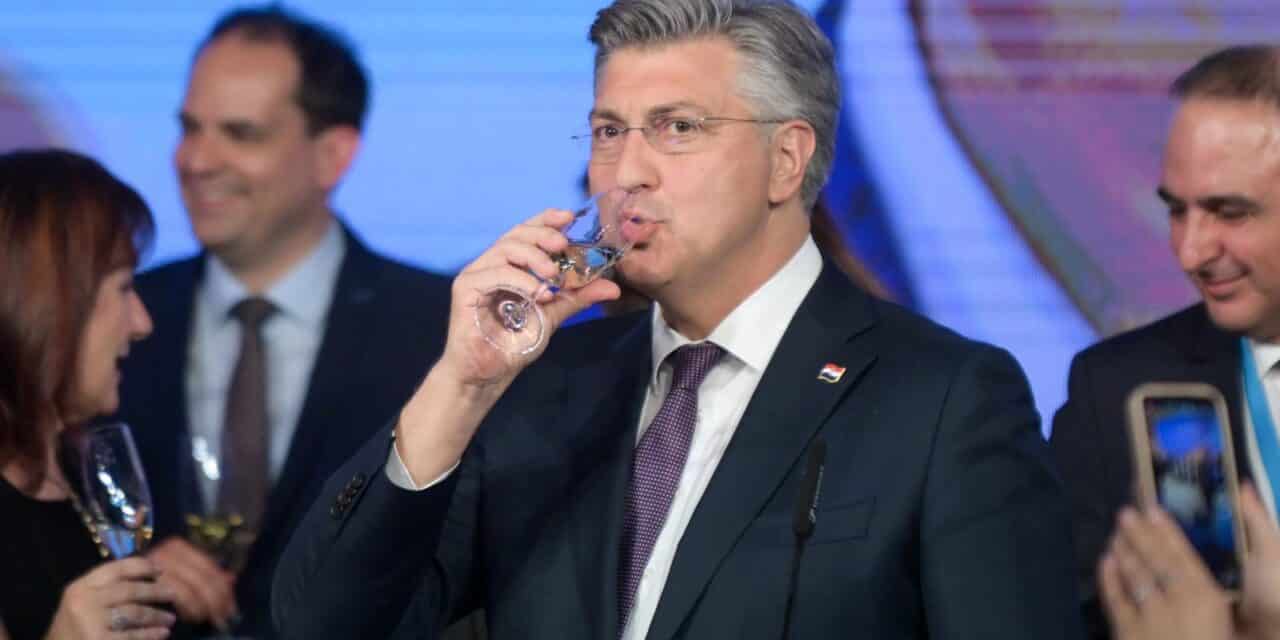 Zagreb: Andrej Plenković obratio se okupljenima u stožeru HDZ-a