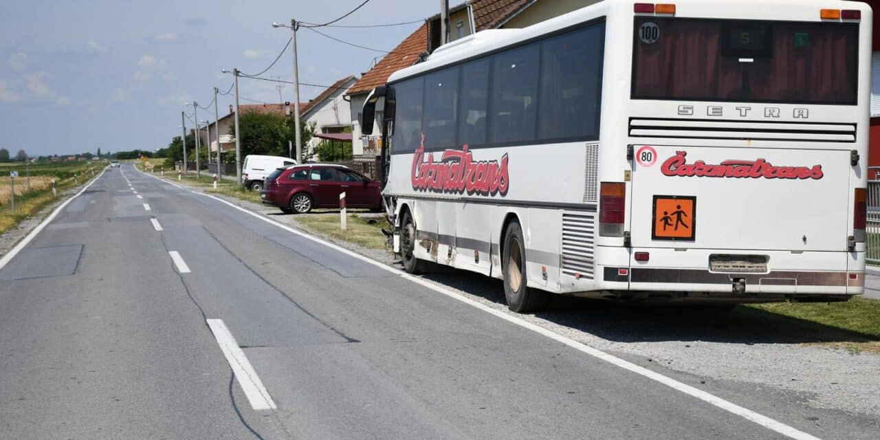 Automobilom se zabio u �kolski autobus pa poku�ao pobje?i s mjesta nesre?e, dvoje djece ozlije?eno