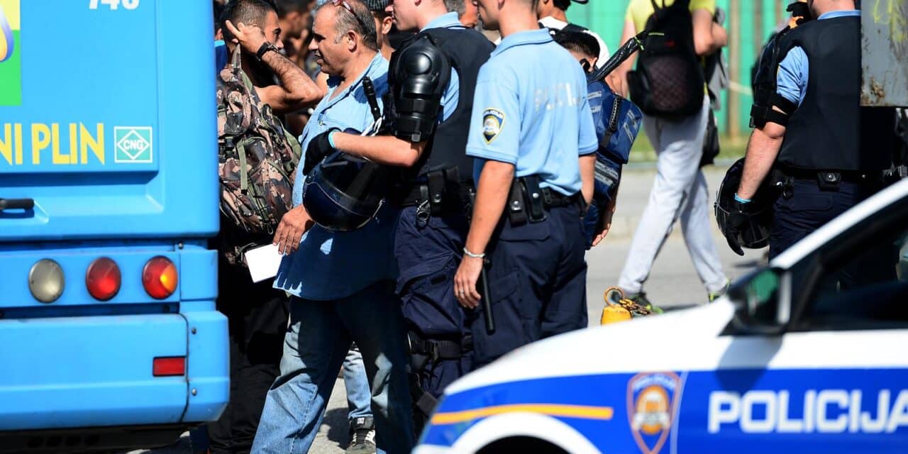 Zagreb: Izbjeglice koje su vlakom stigle iz Tovarnika pristi�u u prihvatni centar na Velesajmu