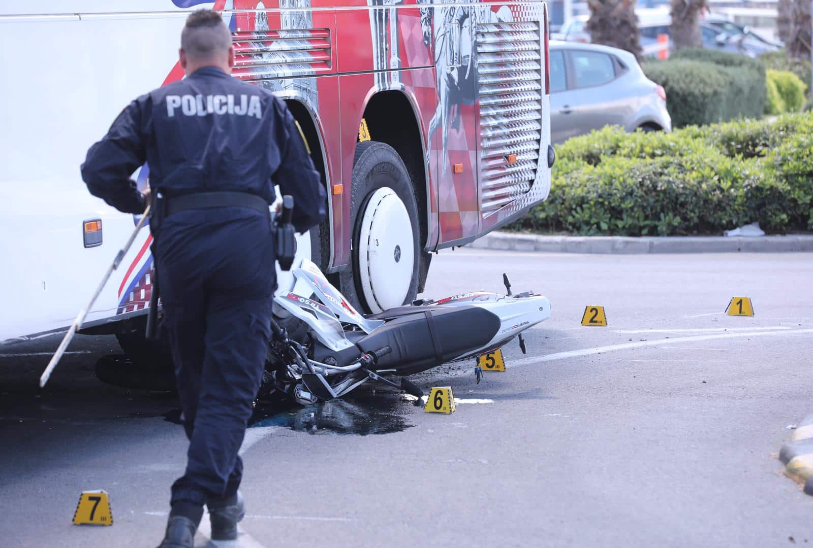 Split: Vozač motocikla podletio pod kotače autobusa