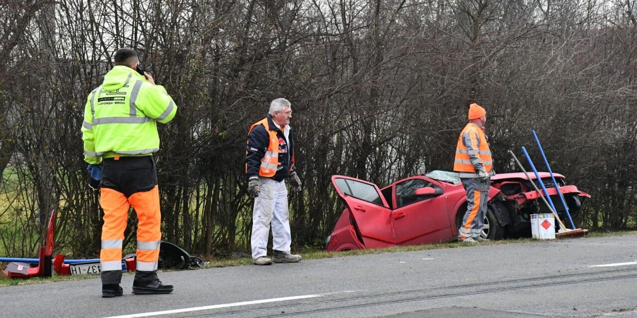 Te�ka nesre?a u ?ajkovcima: Auto i kamion u kanalu nakon sudara, dvoje je ozlije?enih