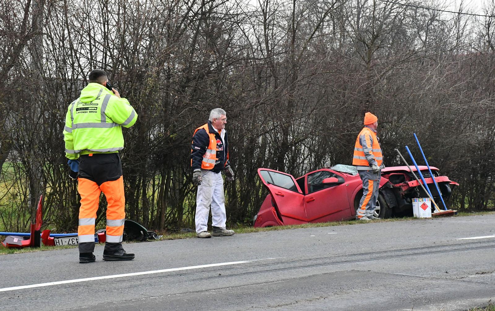 Te�ka nesre?a u ?ajkovcima: Auto i kamion u kanalu nakon sudara, dvoje je ozlije?enih