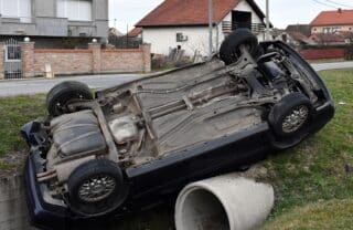 Ruščica: U prometnoj nesreći u središtu Ruščice automobil završio u kanalu na krovu