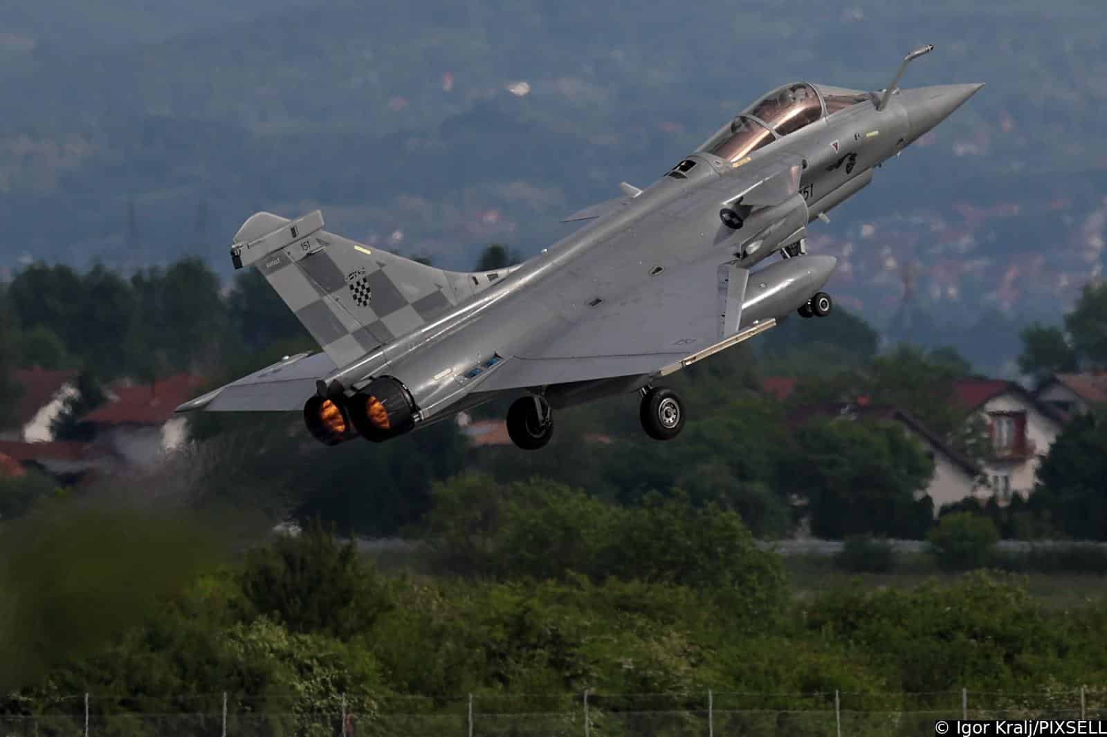 Velika Gorica: Preletom Rafaleima iznad Hrvatske piloti HRZ-a izrazili su zahvalnosti i poštovanje prema svim sudionicima VRO “Bljesak”