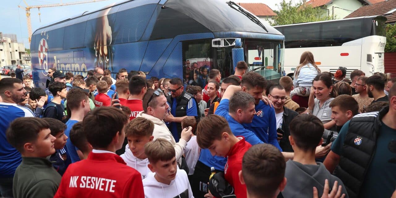 Zagreb: Navijači u Sesvetama pohrlili po potpise i slike s ‘modrim’ zvijezdama