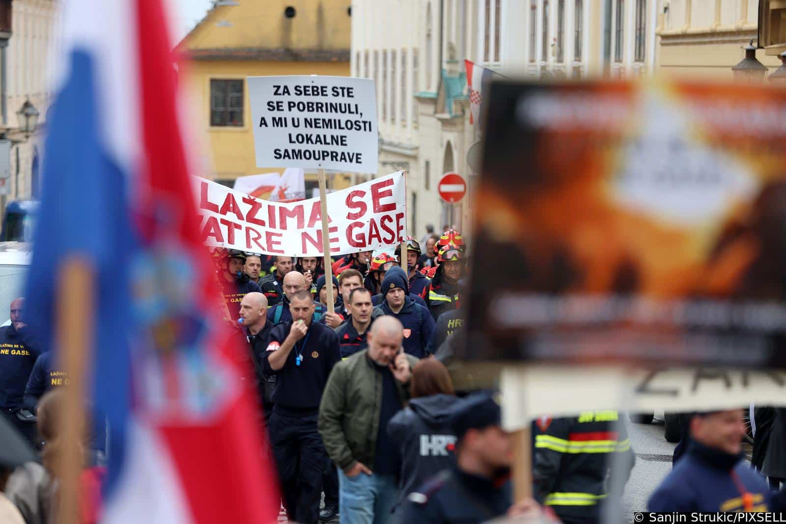 Zagreb: Veliki prosvjed profesionalnih vatrogasaca