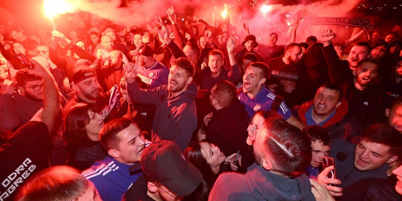 Zagreb: Navijači na Maksimiru priredili spektakularan doček igračima Dinama nakon pobjede u Rijeci
