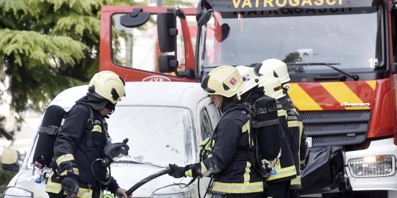 Šibenik: Brzom intervencijom vatrogasaca spriječen veći požar na vozilu u centru grada