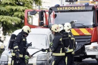 Šibenik: Brzom intervencijom vatrogasaca spriječen veći požar na vozilu u centru grada