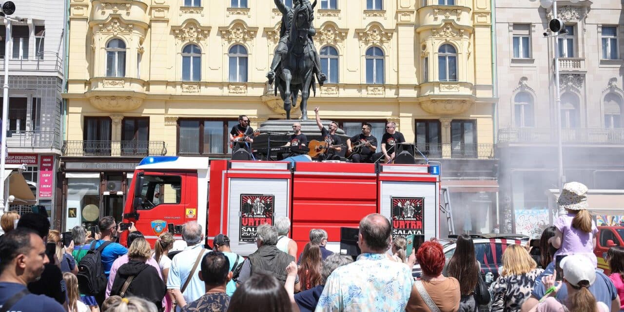Zagreb: Vatra i vatrogasci na glavnom gradskom trgu