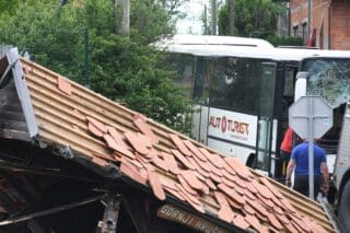Autobus se zabio u nadstrešnicu autobusne stanice u Gornjem Hruševcu