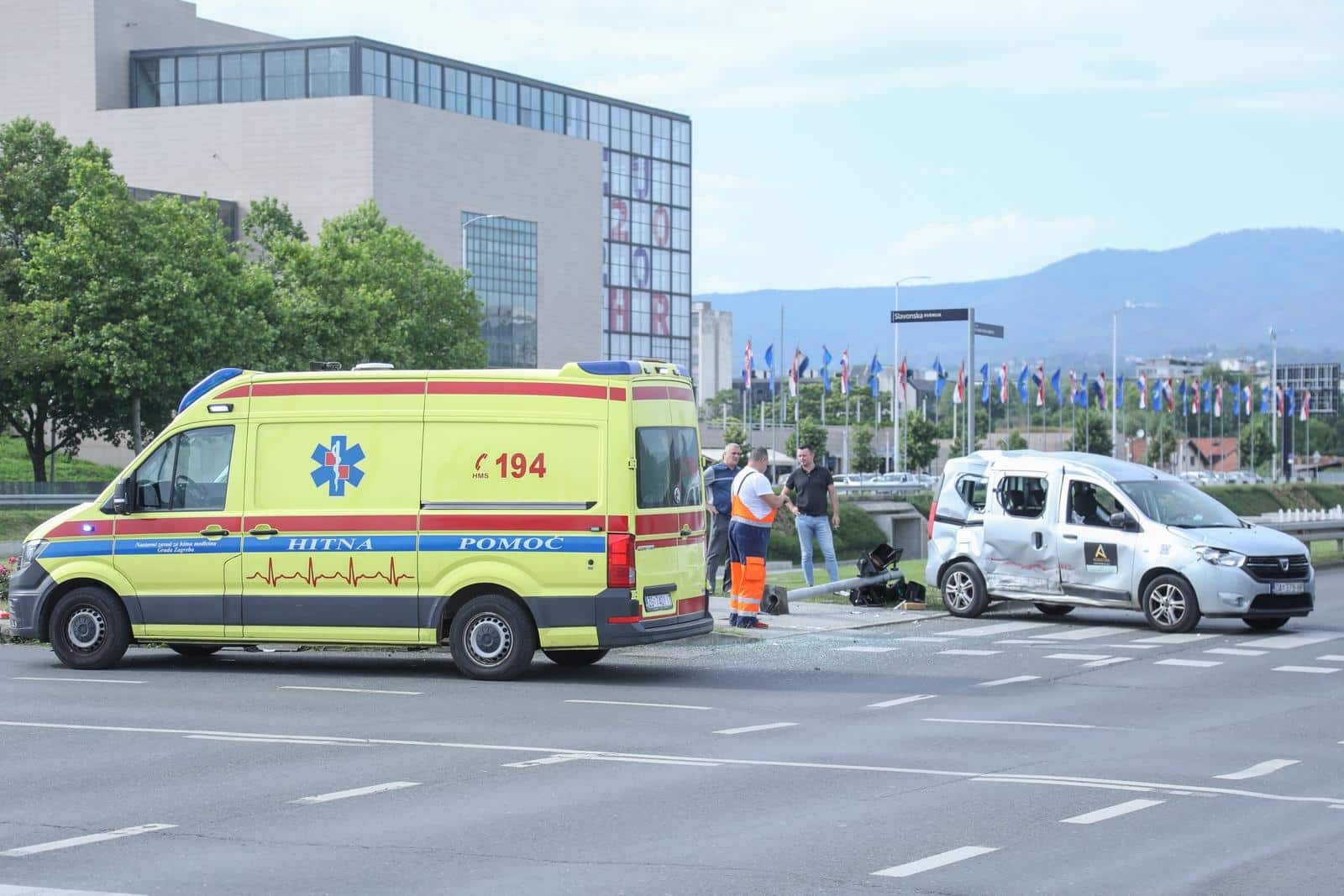 Zagreb: Sudar dva automobila na raskrižju Slavonske avenije i Avenije Većeslava Holjevca