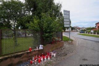 Mještani pale svijeće za poginulu djevojčicu u Dugom Selu