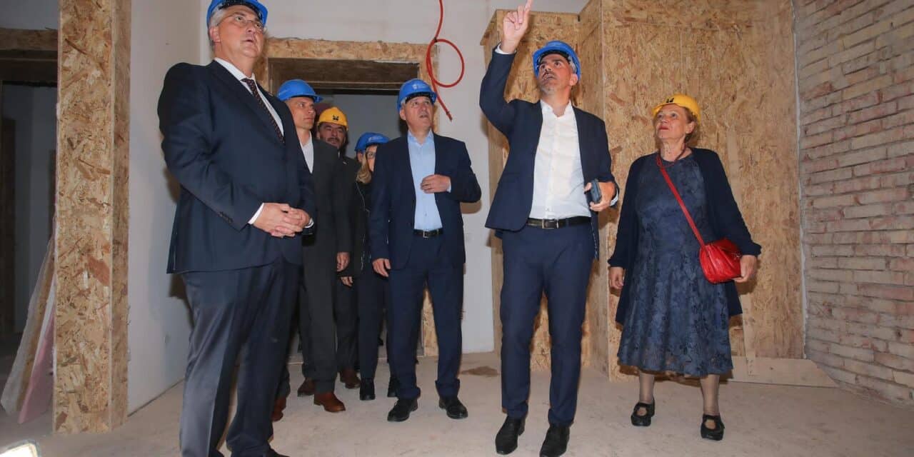 Zagreb: Premijer Plenković obišao gradilište u procesu obnove nakon potresa u Đorđićevoj 8a