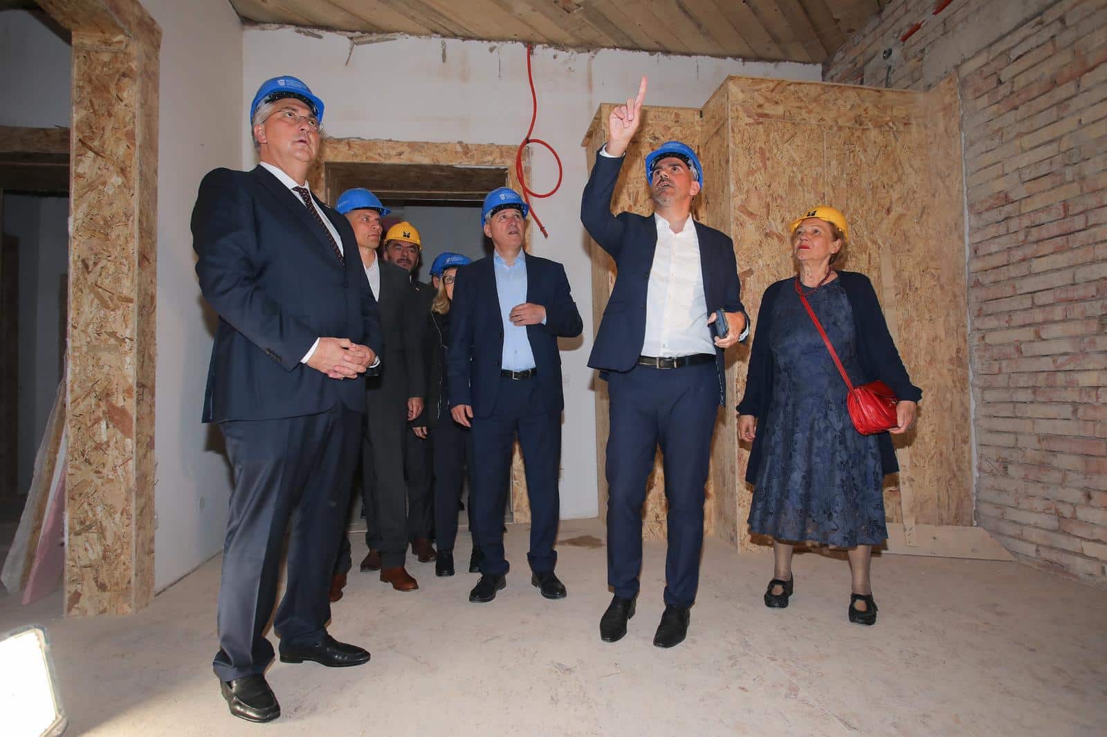 Zagreb: Premijer Plenković obišao gradilište u procesu obnove nakon potresa u Đorđićevoj 8a